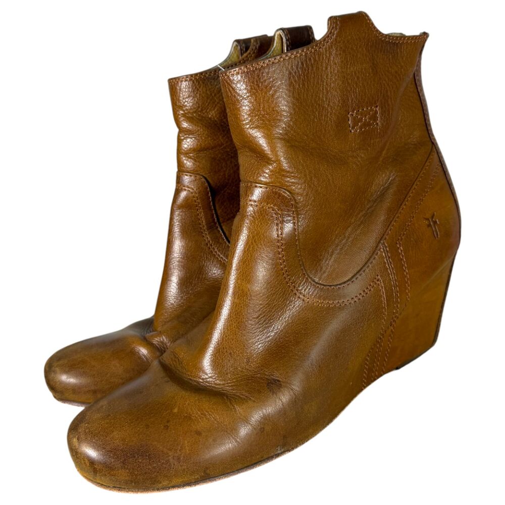 Frye 3470656-COG Carson Wedge Ankle Booties Cognac Brown Size 9.5